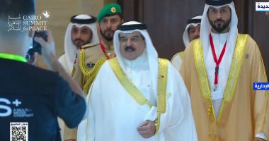 وصول ملك البحرين لمقر انعقاد مؤتمر القاهرة للسلام
