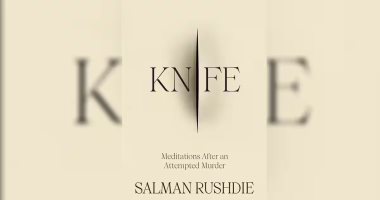 "السكين".. تفاصيل تأملات سلمان رشدى فى محاولة اغتياله