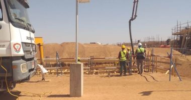 محافظ أسوان يتابع سير العمل بمشروع إنشاء محطات الطاقة الشمسية