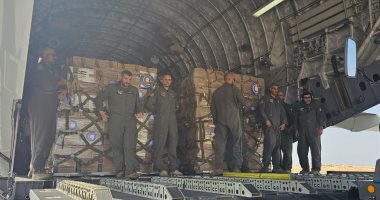 748.4 طن مساعدات هبطت بها 34 طائرة مساعدات بمطار العريش لنقلها لغزة.. صور