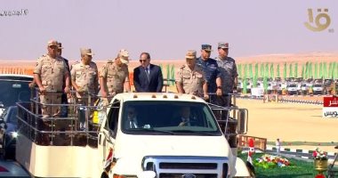 الرئيس السيسي يتفقد اصطفاف تفتيش حرب الفرقة الرابعة المدرعة فى السويس