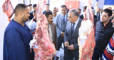 محافظ سوهاج يتفقد سوق "ناصر" الحضرى ويتابع توافر السلع الغذائية 