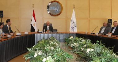 وزير النقل يبحث مع البنك الدولى مشروعات تطوير خط تجارى من القاهرة للإسكندرية