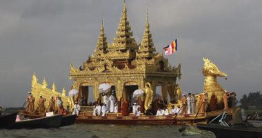 باخرة مطلية بالذهب.. فعاليات الكرنفال الملون السنوى فى ميانمار 
