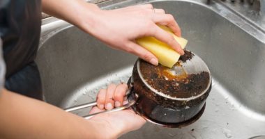 4 طرق سهلة وفعالة لتنظيف الأوانى المحترقة.. منها الماء والخل 