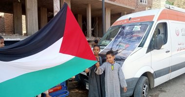 صورة اليوم.. أطفال الأقصر يرفعون علم فلسطين وسط إقبال على التبرع بالدم