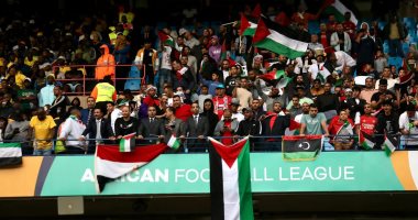 الجالية العربية تدعم فلسطين فى مباراة الأهلي وصن داونز بجنوب أفريقيا