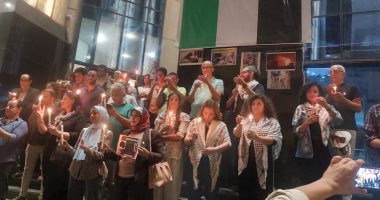 وقفة بالشموع على سلالم نقابة الصحفيين حدادا على شهداء فلسطين