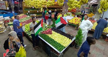 غزة فى قلب سوق العبور.. التجار يرسمون علم فلسطين بالخضراوات والفواكه