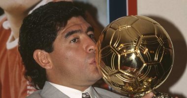 محكمة فرنسية تقرر إيقاف مزاد الكرة الذهبية للأسطورة مارادونا لهذا السبب