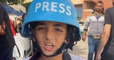 "ميسرة" طفل فلسطينى لا يفارق الصحفيين رغم شدة الأحداث.. حلمى أكون صحفيًا
