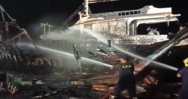 "النيابة" تُعاين مكان الحريق بميناء الصيد في بورسعيد للوقوف على الأسباب