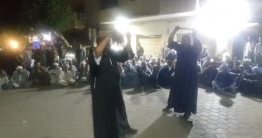 الصعايدة وصلوا.. حلقات مبارزة للرقص بالعصا فى إحياء ذكرى استقرار رأس الحسين.. فيديو
