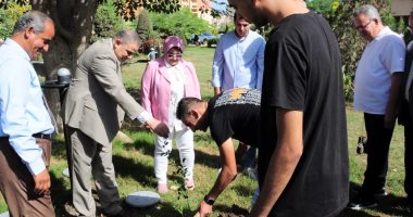 رئيس جامعة كفر الشيخ يزرع الأشجار ويكرم المتميزين خلال ختام الأسبوع البيئى للكليات 