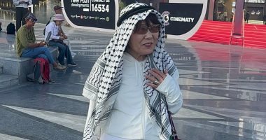 قارب السلام.. مُسنة يابانية ترتدى شال فلسطين تضامنا مع غزة: أوقفوا إطلاق النار