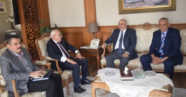 محافظ بورسعيد يناقش تنفيذ مشروعات الخطة الاستثمارية مع وفد من وزارة التخطيط