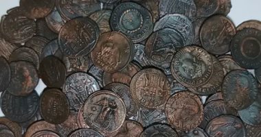 غواص إيطالى يكتشف 30 ألف قطعة نقدية برونزية