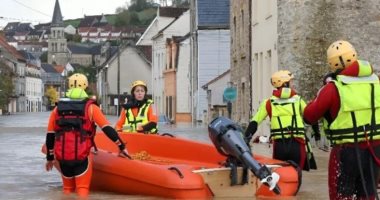 الفيضانات تهدد 192 ألف شخص وتغلق 74 مدرسة فى فرنسا.. صور