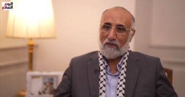 مفكر فلسطينى: الاحتلال يضع الفلسطينيين بين خيارى القتل قصفا أو جوعا.. فيديو