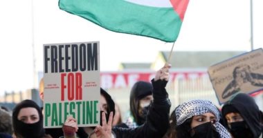 متظاهرون يحاولون اقتحام شركة تصنيع أسلحة فى بريطانيا تضامنا مع فلسطين
