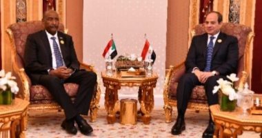 الرئيس السيسى يلتقى رئيس مجلس السيادة السودانى على هامش القمة العربية