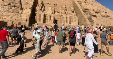 أفواج سياحية من مختلف الجنسيات تزور معبد أبوسمبل اليوم