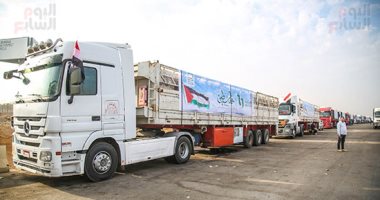 اصطفاف 6 شاحنات ضخمة للشركة المتحدة على طريق الإسماعيلية الصحراوى استعدادا للانطلاق لدعم الأشقاء بغزة