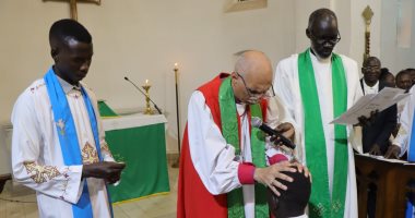 رئيس الكنيسة الأسقفية يصلى خدمة تثبيت أعضاء جُدد