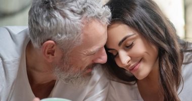 الخبرة والنضج.. 5 تأثيرات مختلفة لفارق السن بين الزوجين بشرط أن يكون بسيطا
