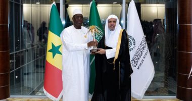 الرئيس السنغالي يتسلم أيقونة وثيقة مكة المكرمة لخدمة العمل الإسلامي