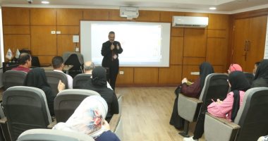 محافظ كفر الشيخ: تدريب على "لغة الإشارة" لموظفي مراكز خدمات المواطنين