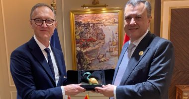 وزير السياحة يبحث مع سفير لاتفيا بالقاهرة أوجه تعزيز التعاون بين البلدين