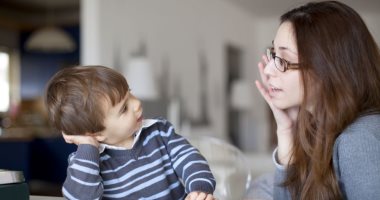 الحوار والاستماع.. 7 نصائح تساعدك فى تربية طفل قوى يجيد الاحترام المتبادل