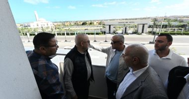 وزير الإسكان يتفقد منطقة الأبراج الشاطئية وكمبوند "مزارين" بمدينة العلمين