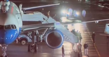 حقيقة الفيديو المتداول لسقوط الرئيس الأمريكى جو بايدن على سلالم الطائرة