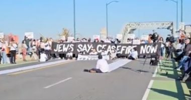 متظاهرون أمريكيون يغلقون جسرا فى بوسطن ويطالبون بوقف إطلاق النار بغزة.. فيديو