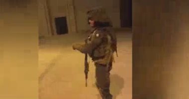 "القاهرة الإخبارية" تعرض فيديو لأحد جنود الاحتلال يلقى قنبلة داخل مسجد