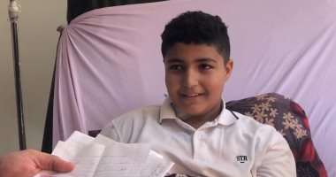 مصطفى طفل فلسطينى بمستشفى العريش.. يعبر عن حبه لفلسطين وتقديره لمصر بالرسم