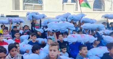 أطفال الأردن يرفعون الأكفان تضامنا مع نظرائهم فى غزة تنديدا بالعدوان.. صور