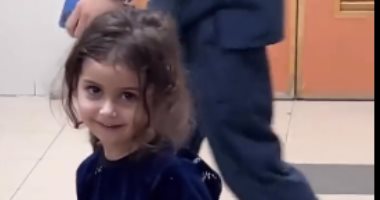 الطفلة الفلسطينية سيلا تخطف القلوب بعد فقدانها والدتها وشقيقها.. فيديو