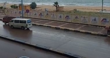 أمطار نوة المكنسة تضفي أجواءً أوروبية على كورنيش الإسكندرية.. لايف