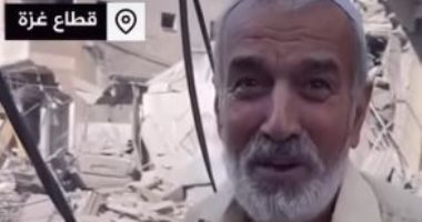 مسن فلسطينى يغنى "أنا صامد" من أمام حطام منزله بغزة.. عزيمة وأمل