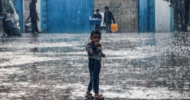 برد قارس وأمطار تضاعف معاناة أهل غزة.. والصليب الأحمر يستغيث