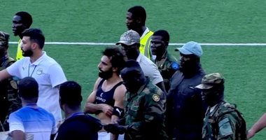 محمد صلاح يغادر ملعب مباراة مصر وسيراليون وسط حراسة أمنية