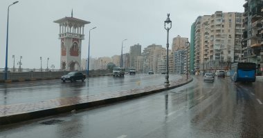 نوة "المكنسة".. أمطار متوسطة بالإسكندرية وارتفاع الأمواج يصل 5 أمتار "فيديو وصور"