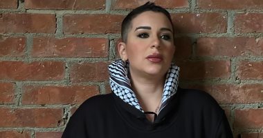 أسما شريف منير توجه رسالة للاحتلال بالكوفية الفلسطينية: جدرانها أقدم منكم