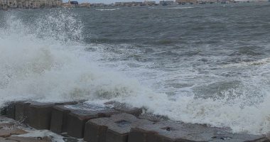 ارتفاع أمواج البحر ونشاط لحركة الرياح فى الإسكندرية.. صور
