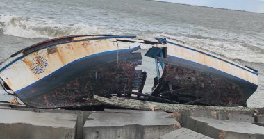 تحطم قارب صيد صغير بسبب ارتفاع الأمواج بالإسكندرية دون إصابات.. صور