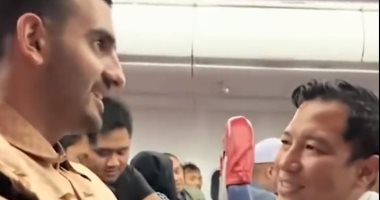"نبكى من أجلكم".. طيار إندونيسى يتضامن مع راكب فلسطينى.. فيديو