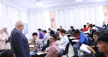 الخشت يتفقد أول اختبارات الميد تيرم بجامعة القاهرة الدولية 